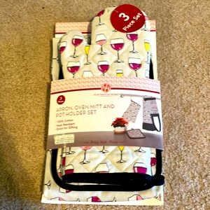 Apron, oven mitt, and pot holder gift set